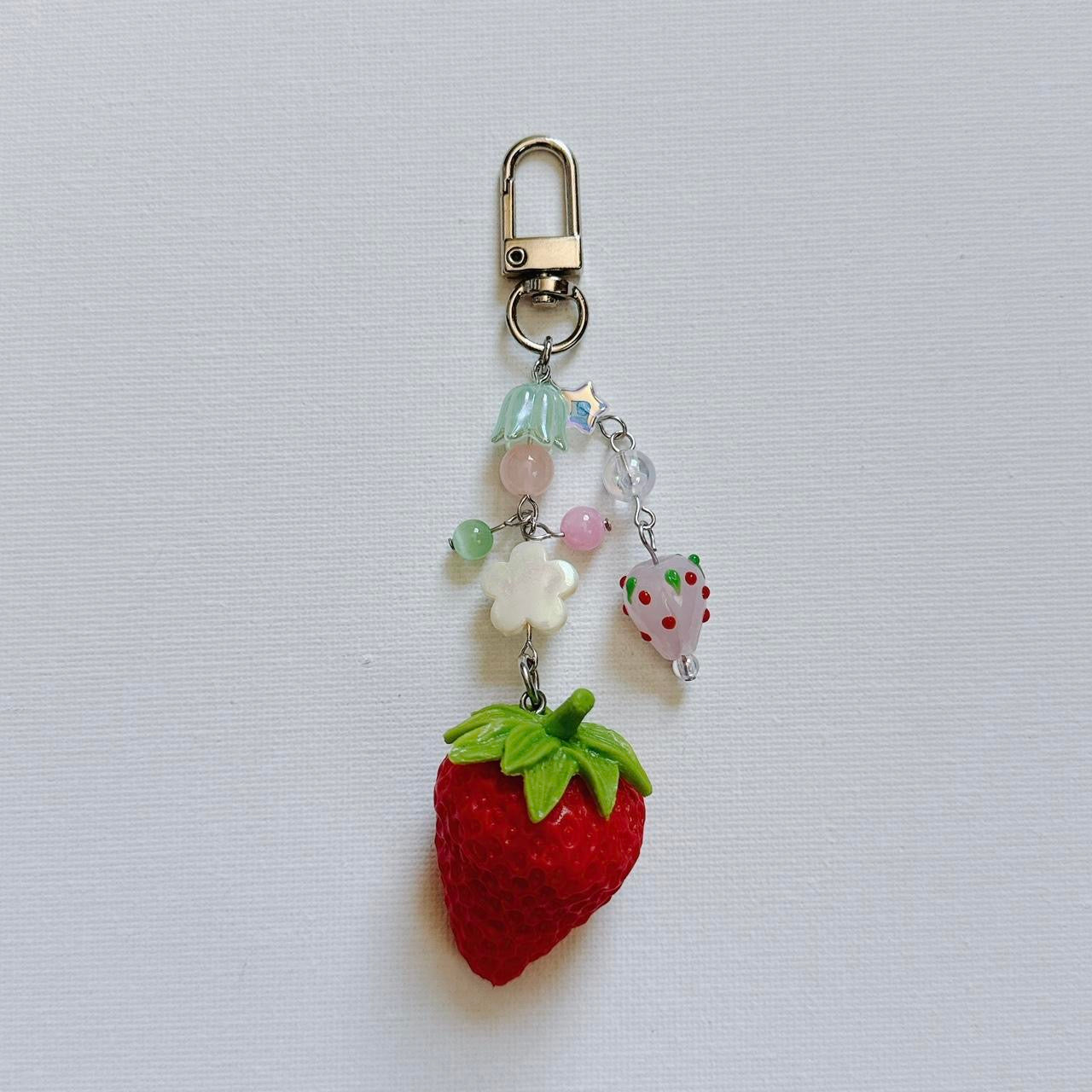 Cute Strawberry Keychain With Heart-Shaped Daisy Pendant - Pink/Red PVC Keychain For Wallet, Bag, Or Car Keys